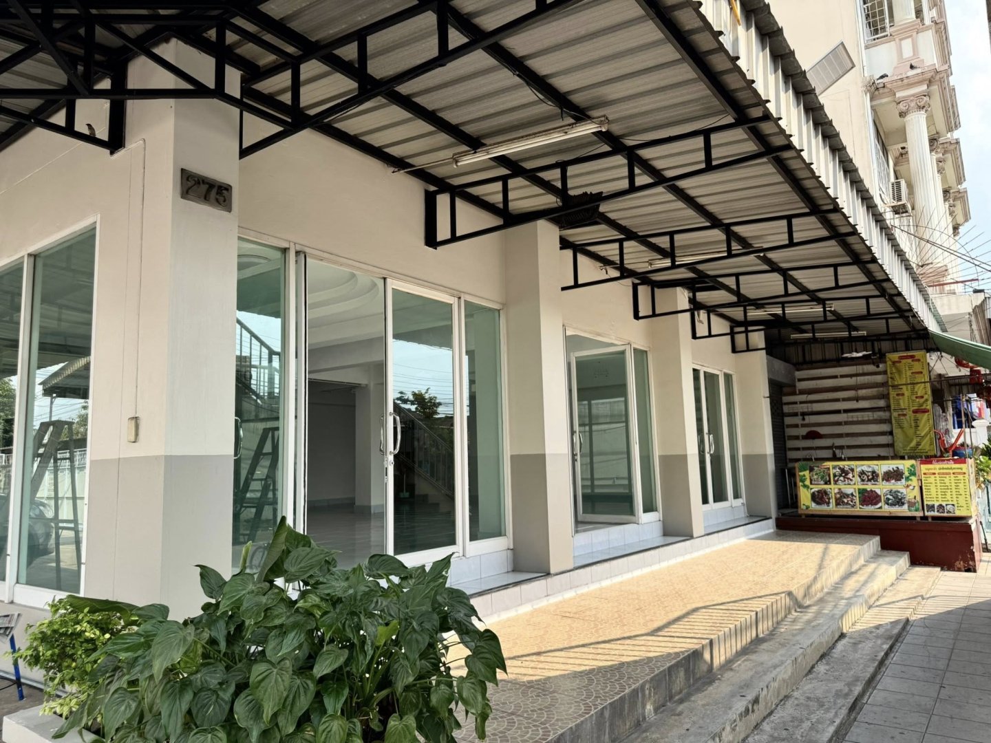 ให้เช่าอาคารพาณิชย์ เฉพาะชั้นล่าง ติดถนนใหญ่ประชาอุทิศ 91/3