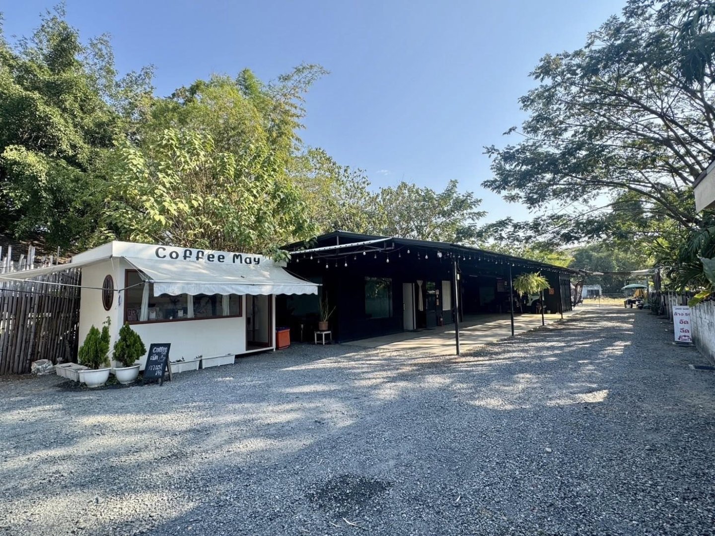 คาร์แคร์ + คาเฟ่ ทำเลดี บนถนนสมโภชเชียงใหม่ 700 ปี