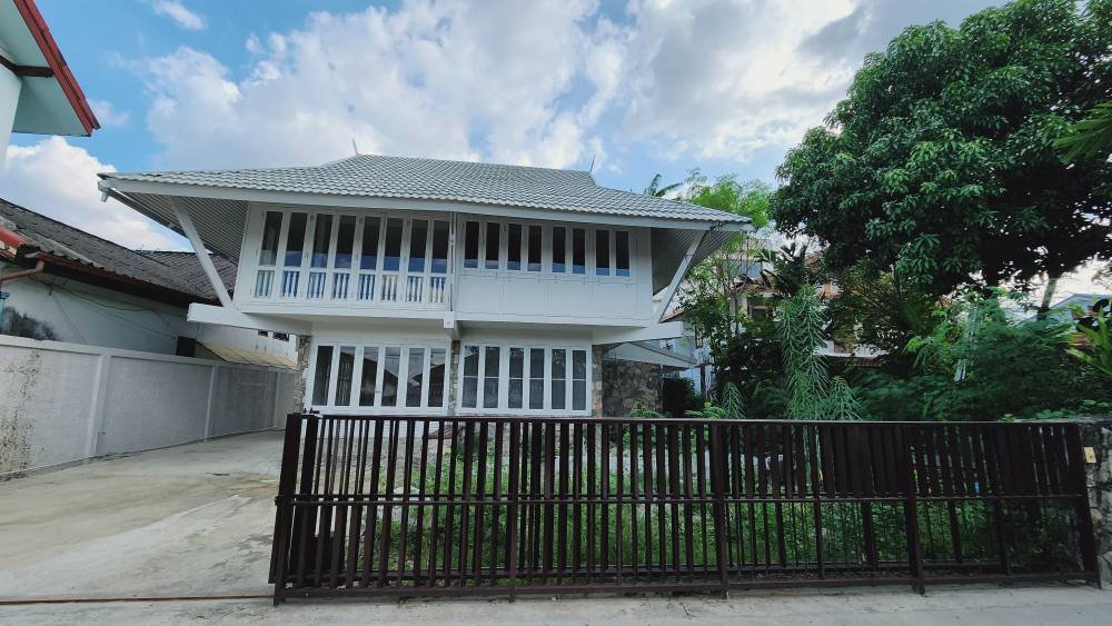 ให้เช่าบ้าน 2 หลังเชื่อมกัน ดีไซน์สวย โปร่ง โล่ง นวมินทร์ 40 (เข้า-ออกสะดวก ใกล้วงแหวนฯ)