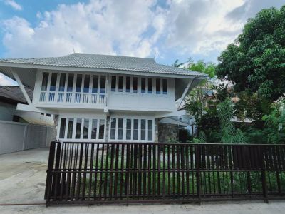 ให้เช่าบ้าน 2 หลังเชื่อมกัน ดีไซน์สวย โปร่ง โล่ง นวมินทร์ 40 (เข้า-ออกสะดวก ใกล้วงแหวนฯ)