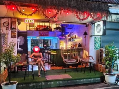 เซ้ง บาร์เล็กๆ ตั้งอยู่ ในซอยว้อคกิ้งซอย 15