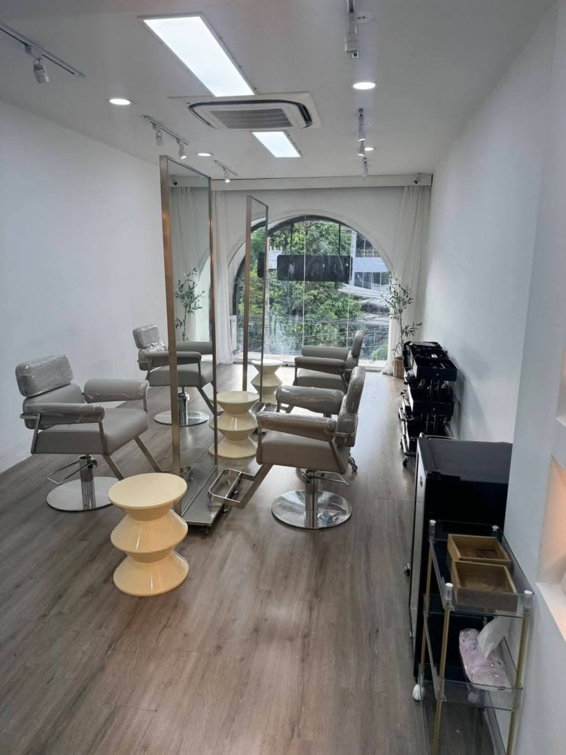 เซ้งร้านทำผมด่วน พิกัเ ทองหล่อ 12 หน้า khun by yoo residence ตรงข้ามตึก taste