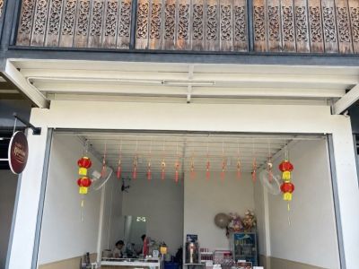 เซ้งร้านเป็นตึก 2 ชั้น ชั้น 2 สามารถเป็นที่พักได้ พิกัด ตั้งอยู่ โครงการ A Park Plaza , CBP ซอย1