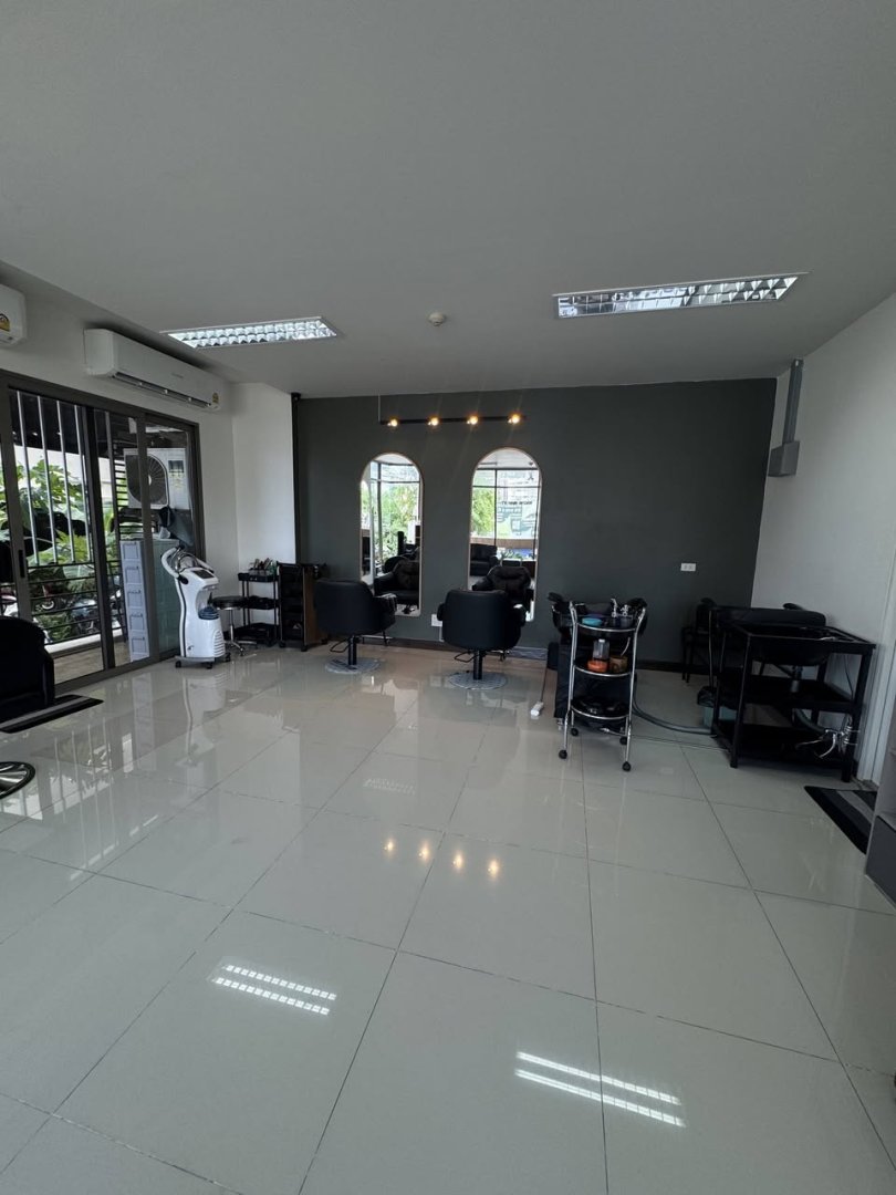 ประกาศเซ้งร้านเสริมสวย ​พิกัด: ใต้อพาร์ทเม้นท์ SP Residence (ซอยกู้พารา 2)