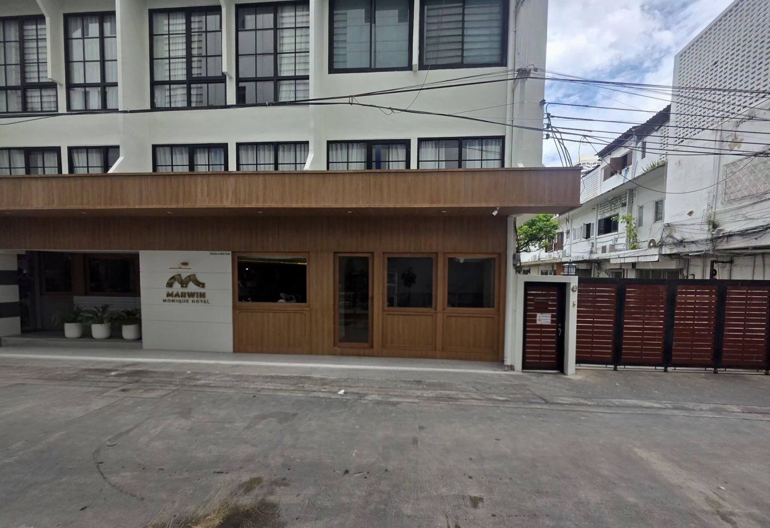ให้เช่าพื้นที่เชิงพาณิชย์ ใต้โรงแรมเพชรบุรี 13